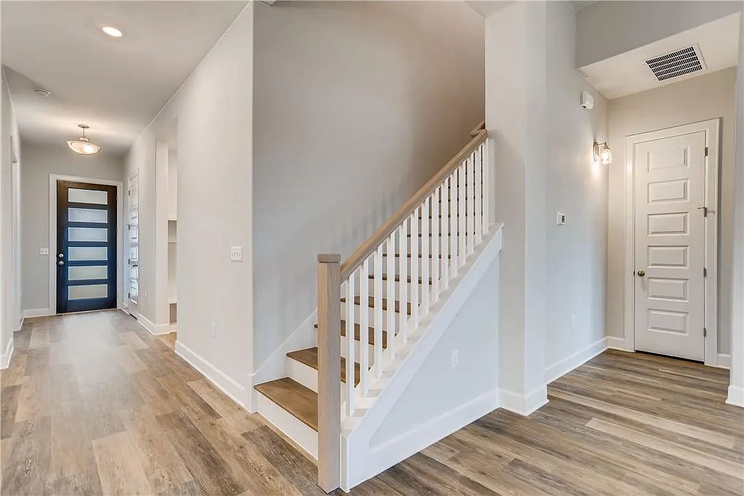 3 bed, 2.5 bath, 2350 sqft, $3,600 — Photo 3
