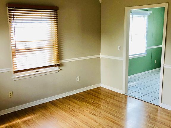 3rd image of 10 W Tunbridge Ct