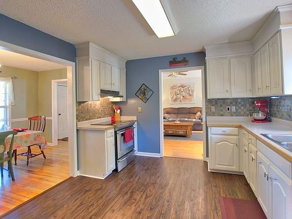5th image of 101 Brooke Lee Cir