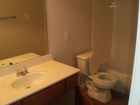 4th image of 4203 Cambridge Dr APT B