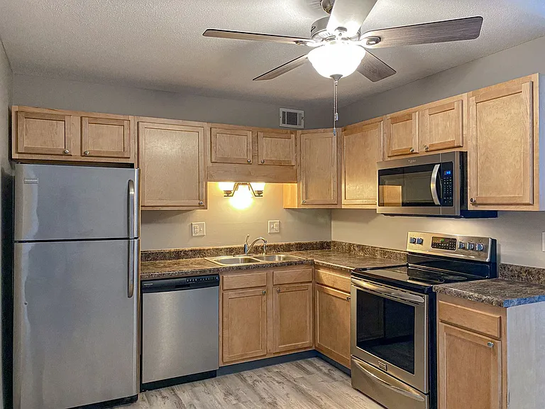 Windsor Chateau - Move in special- FREE GARGAE! — Photo 24