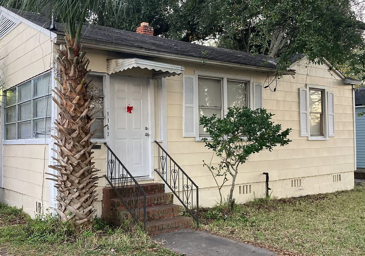 Affordable 2 Bed / 1 Bath Available Now Prime Location Across from Stanton College Preparatory! — Photo 1