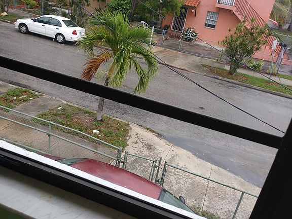 Vista interior de Sala-comedor, de ventana con vista frente