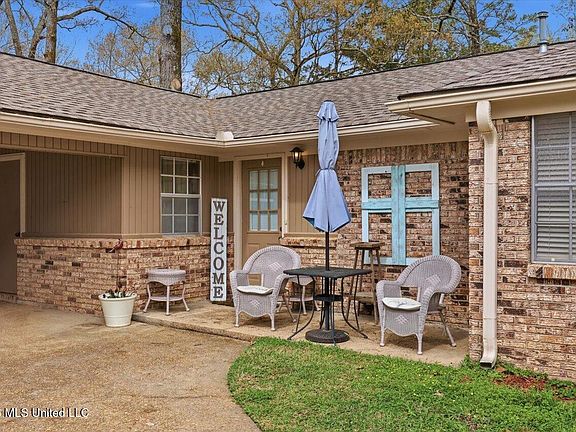 3rd image of 69 Summit Ridge Dr