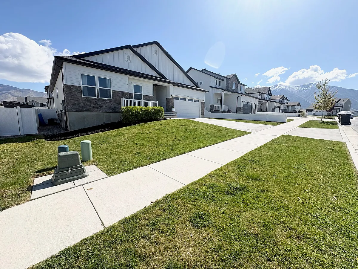 Building Photo - 1128 N Coachman Ln