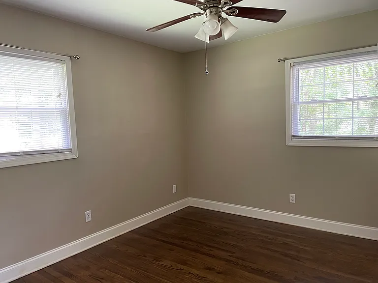 956 Seville Dr — Photo 23