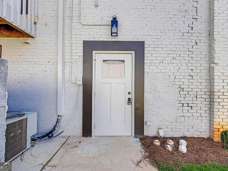 86 S Forest Ave #B — Photo 3