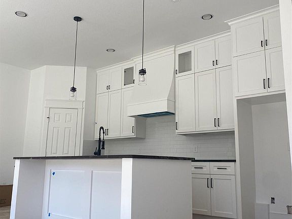 4th image of 212 S Lobit St