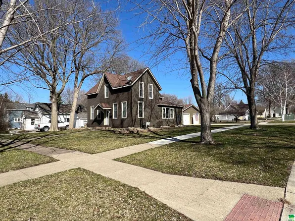 403 3rd St NW, Orange City, IA 51041