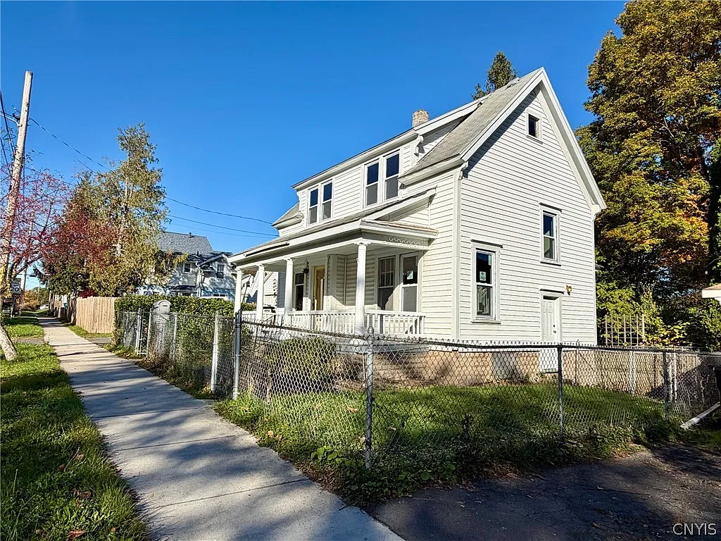 3 bed, 1.0 bath, 1200 sqft, $2,100 — Photo 4