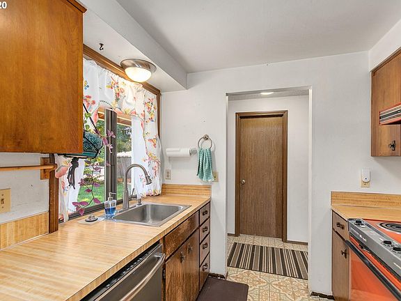 3rd image of 3741 SE Oak Ct