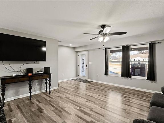 4th image of 303 W Chestnut St