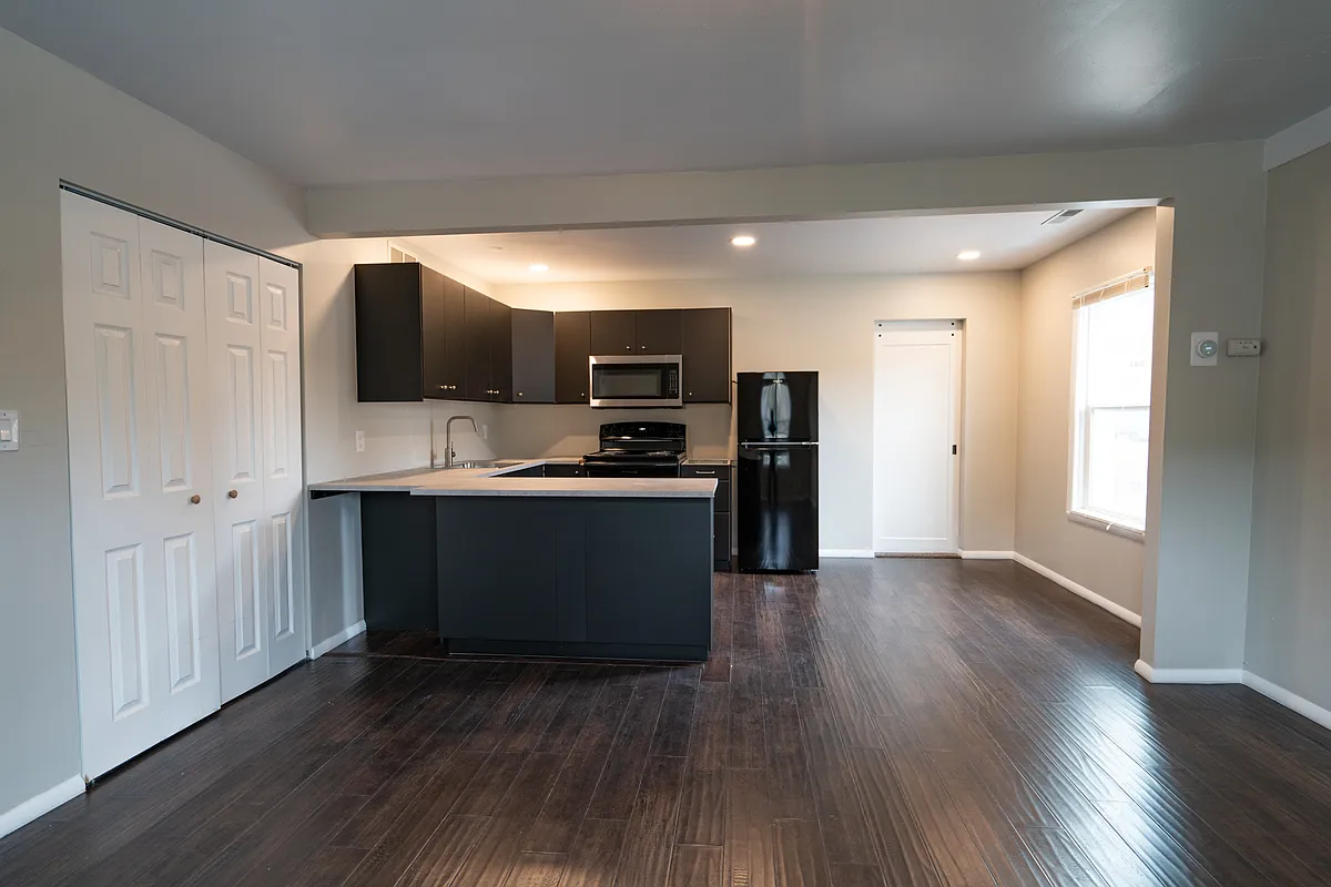Building Photo - 2527 Porter Ave #3
