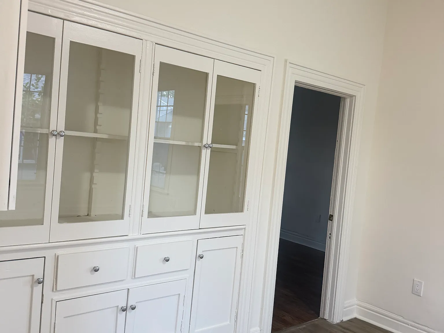 3 bed, 1.5 bath, 1250 sqft, $3,850 — Photo 3
