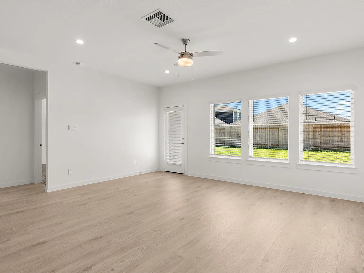 4 bed, 3.0 bath, 2276 sqft, $2,300 — Photo 3