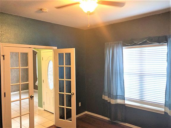 3rd image of 902 Hollow Trail Ct