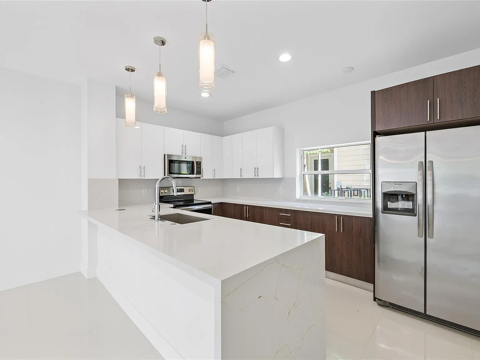 4 bed, 3.5 bath, 2242 sqft, $5,500 — Photo 2