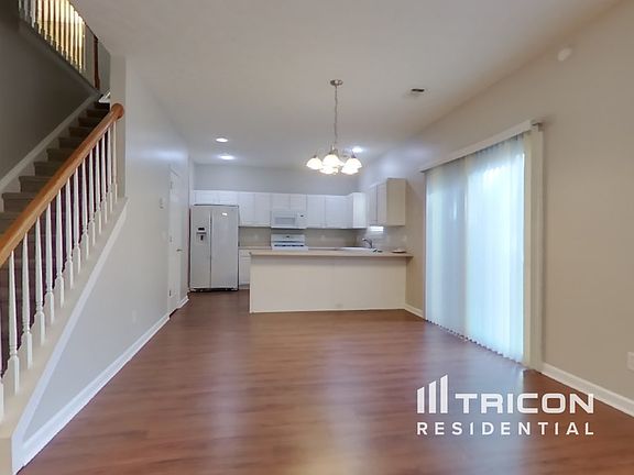5th image of 695 W Oaks Dr