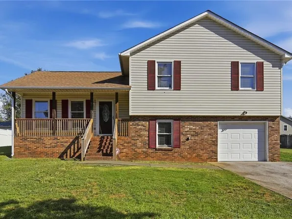 3709 Signet Dr, Winston Salem, NC 27101