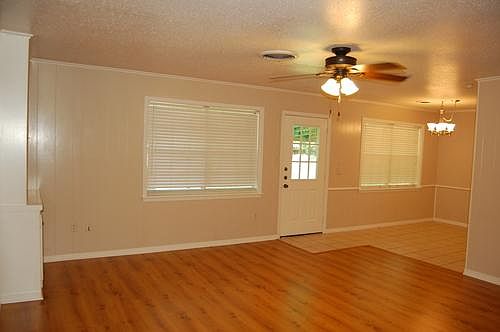 2nd image of 1601 Laura Ln