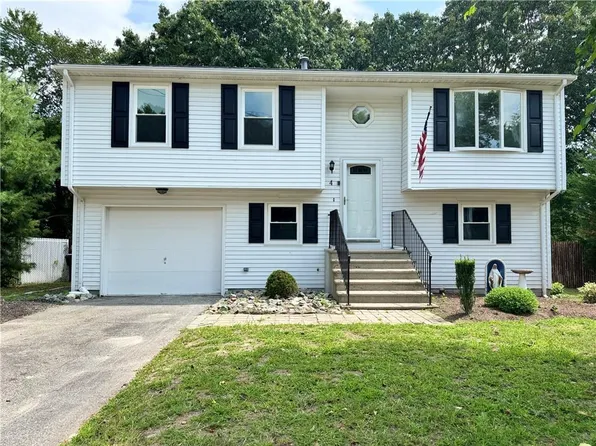 4 Lawnacre Dr, North Providence, RI 02911