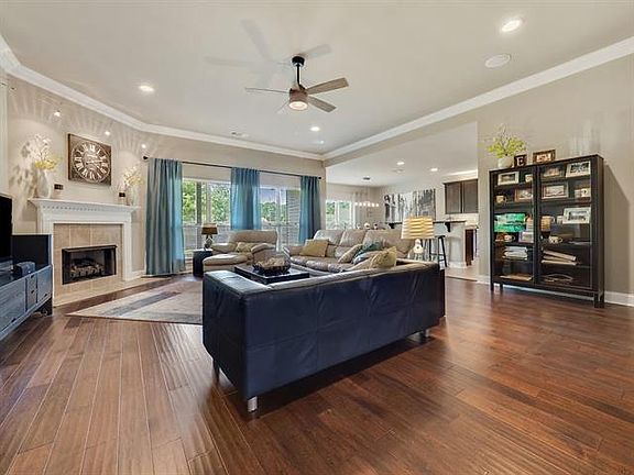 3rd image of 807 Woodsprings Ct