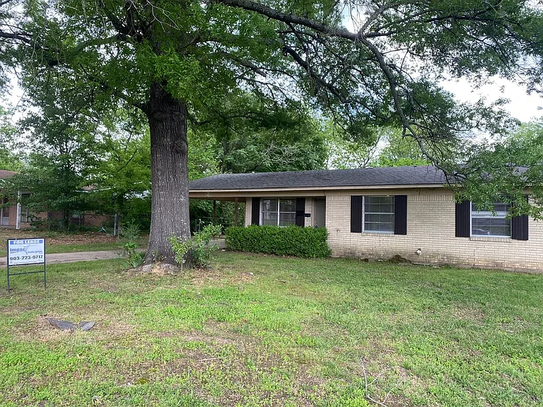 404 N Lindsey St — Photo 1