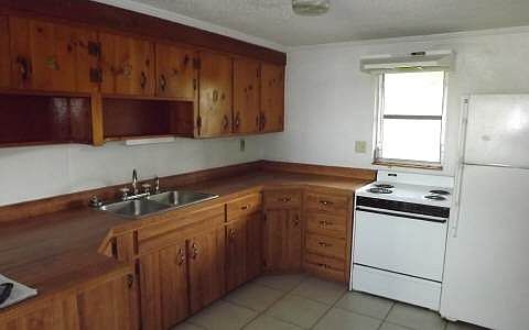 3rd image of 831 Lake Dr E