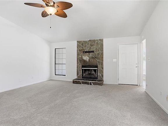 3rd image of 256 Jefferson Cir