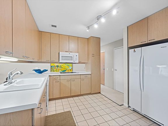 3rd image of 705 11th St APT 316
