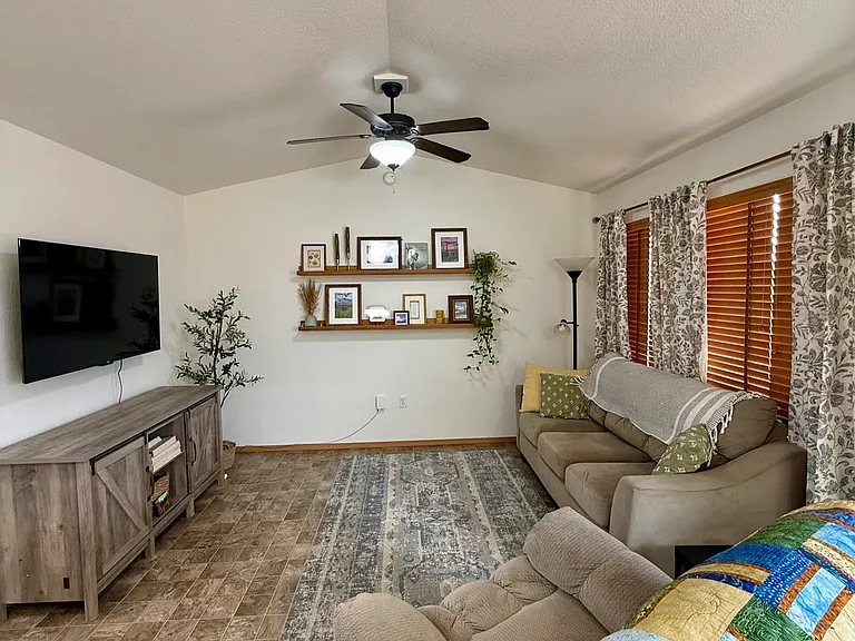 1372 N Angus Loop — Photo 3