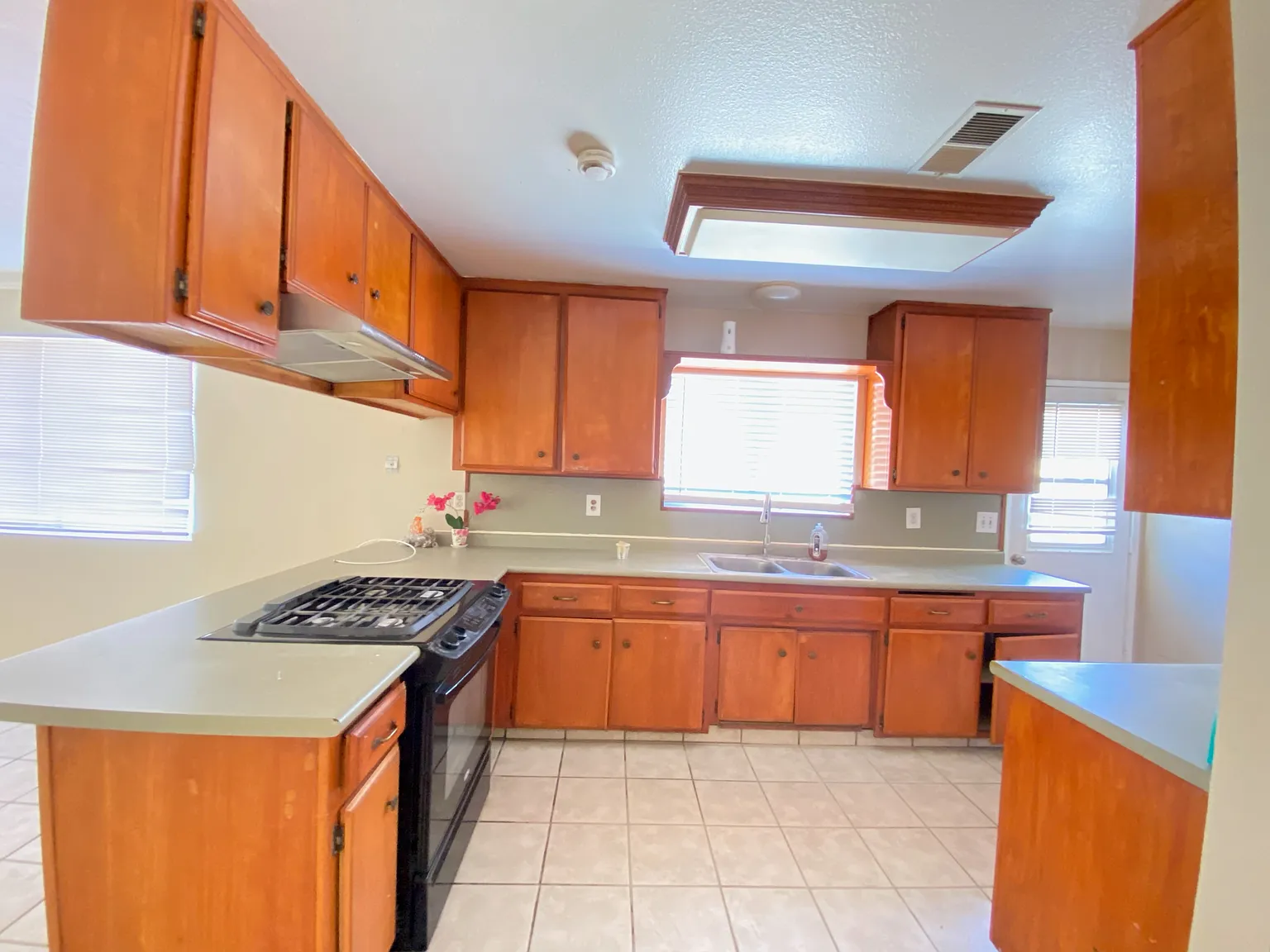 3 bed, 1074 sqft, $1,850 — Photo 3