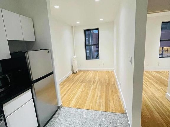 4th image of 229 E 53rd St #4RR