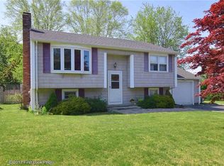 57 Oak Forest Dr, Middletown, RI 02842