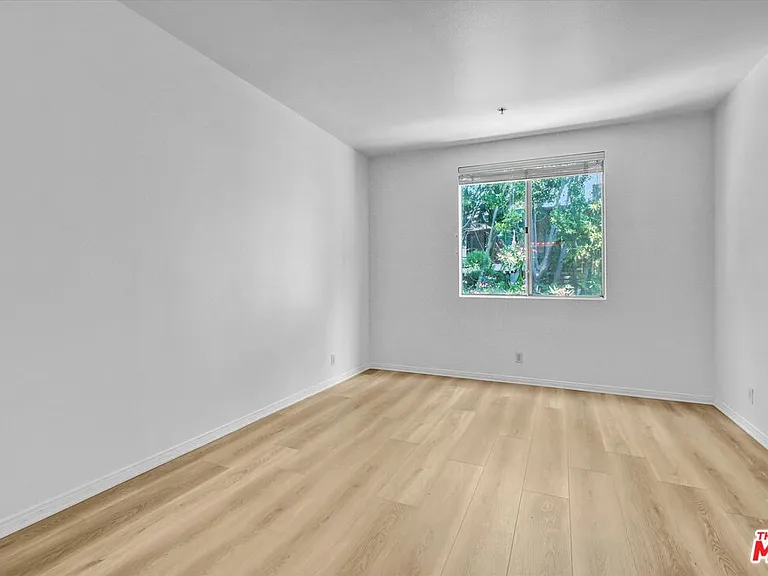 2222 N Beachwood Dr #302 — Photo 28