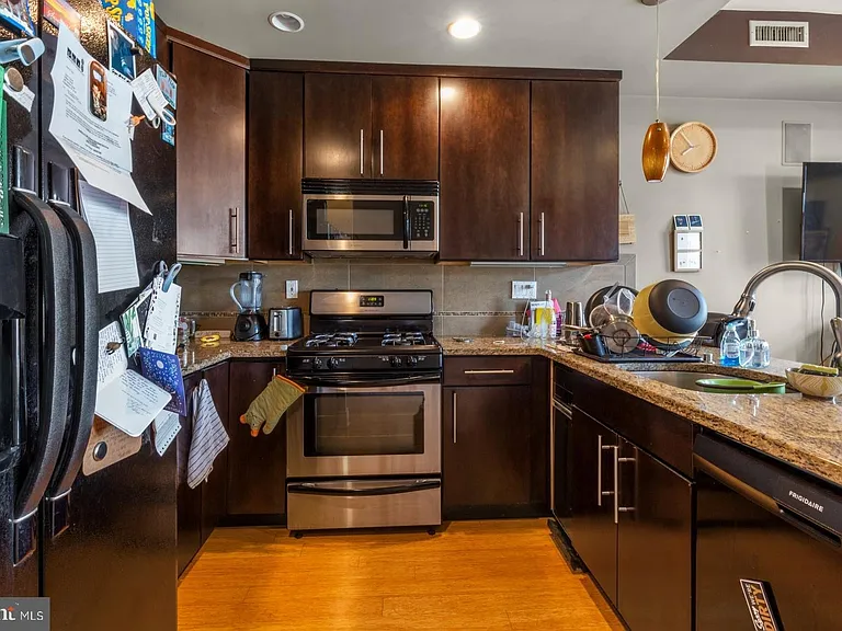 530 W Girard Ave #2 — Photo 2
