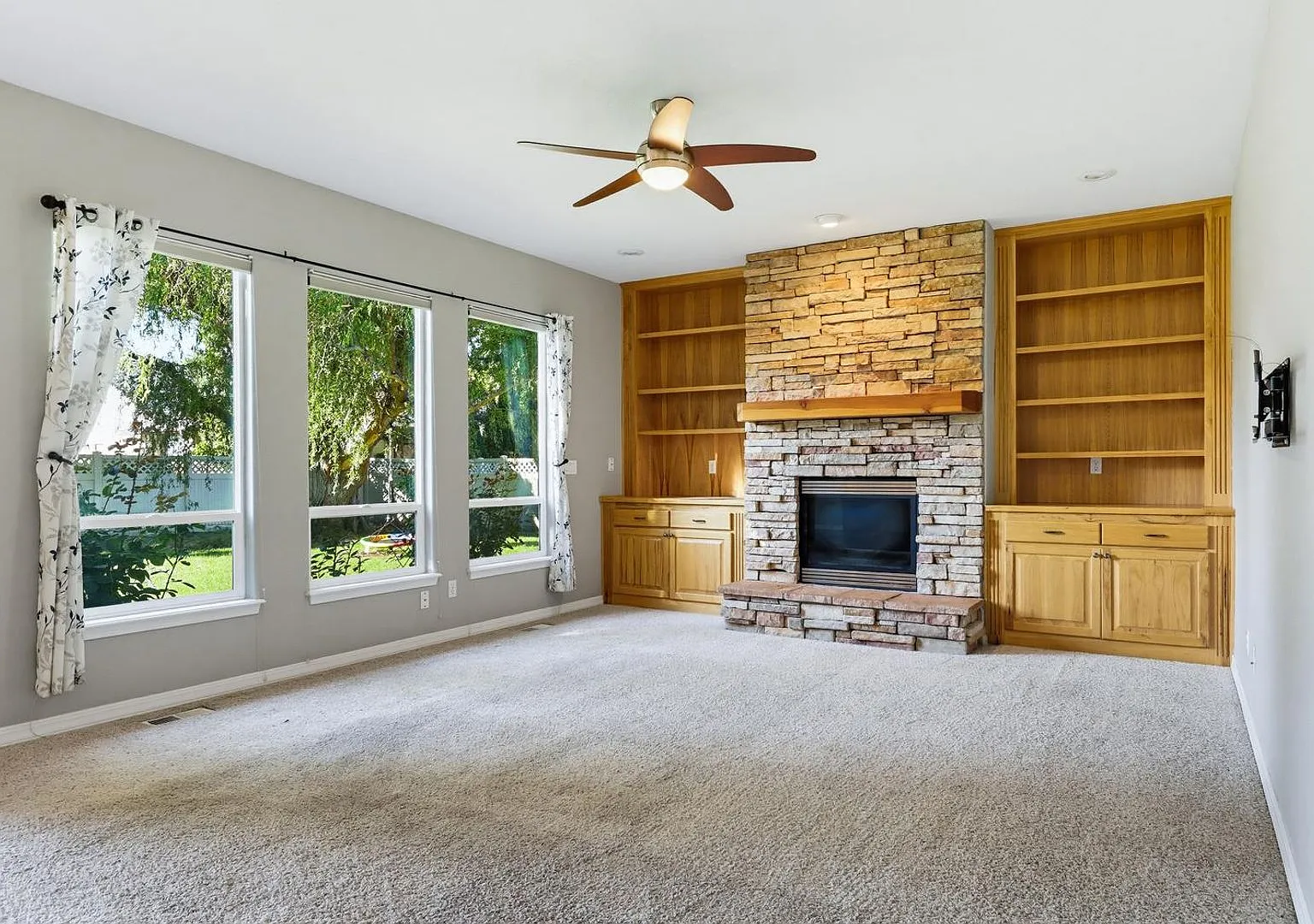 Pets Welcome! Spacious 4 BR / 2.5 BA Rental w/ 3-Car Garage — Photo 4