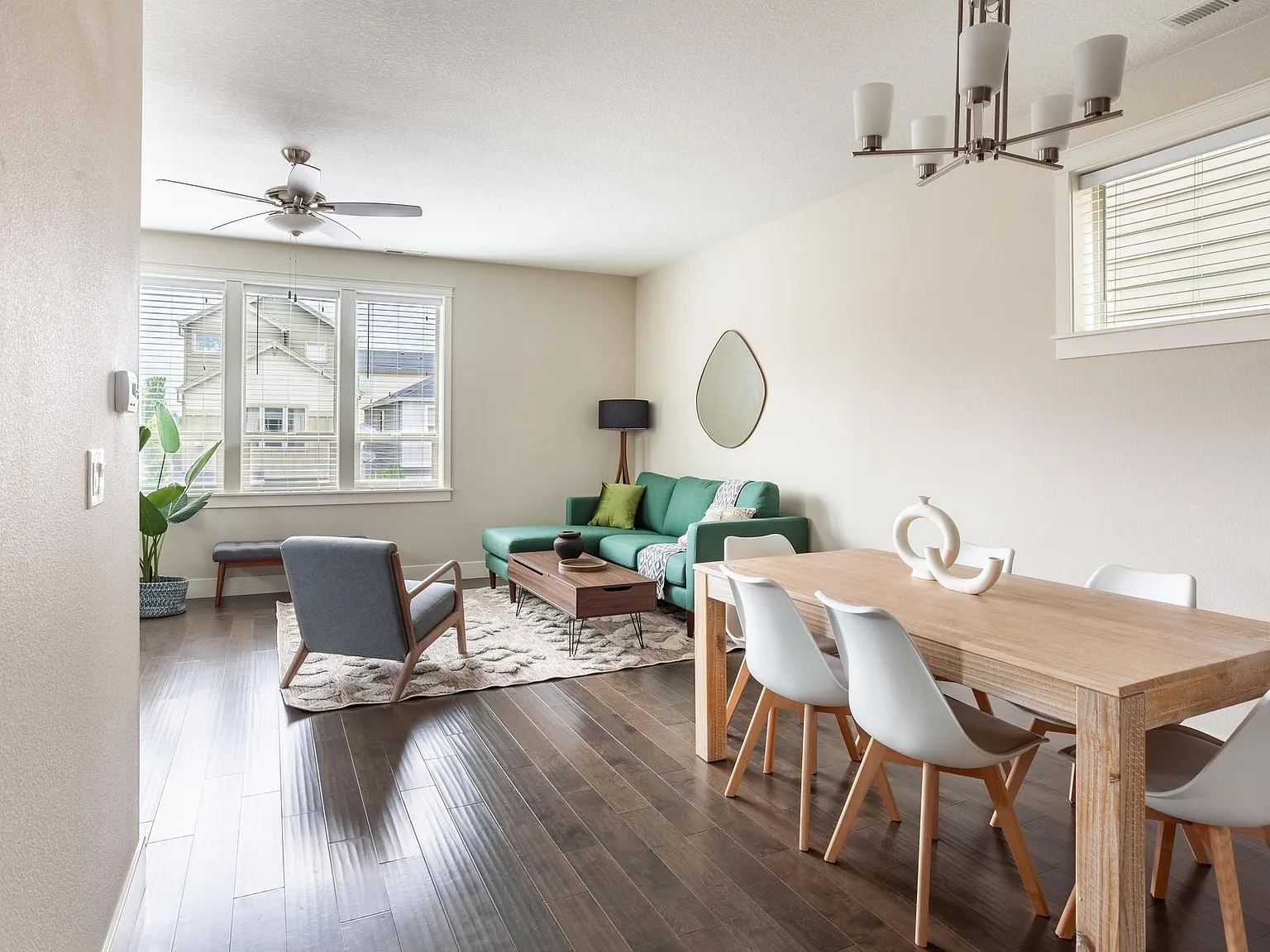 4 bed, 2325 sqft, $6,400 — Photo 2