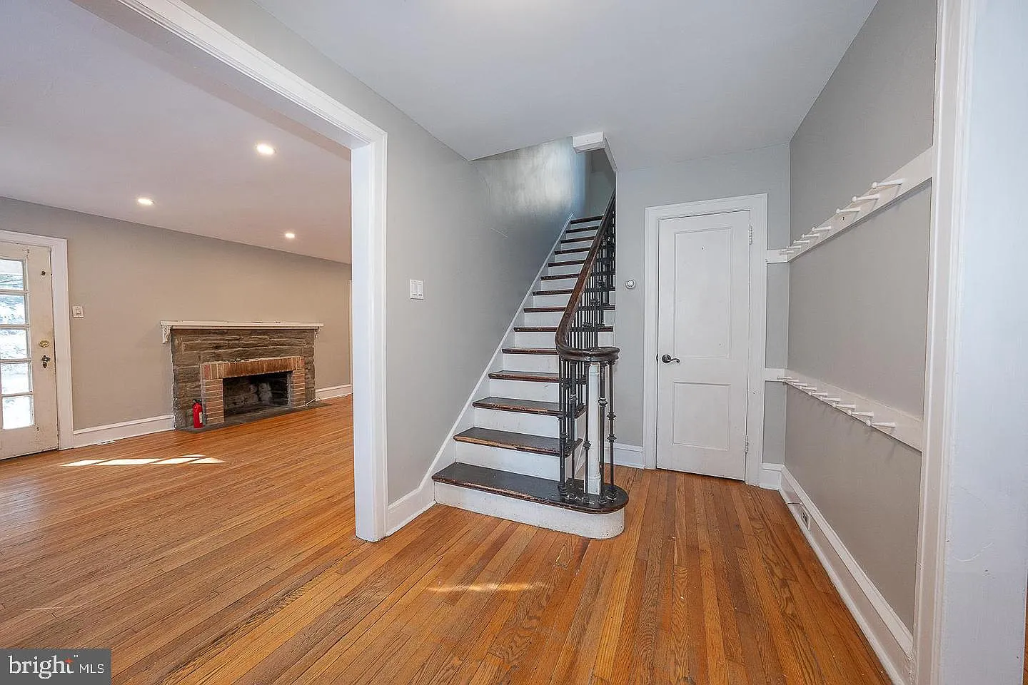 5 bed, 3.5 bath, 2371 sqft, $3,800 — Photo 3