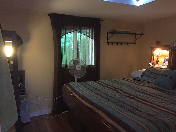 King size bed in master bedr