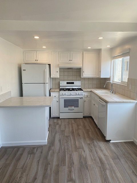 Large Kitchen with New Range and Room for Barstools at the Counter