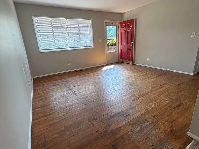 106 Tulip Dr — Photo 3