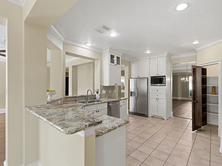 10138 Bayou Manor Ln — Photo 7