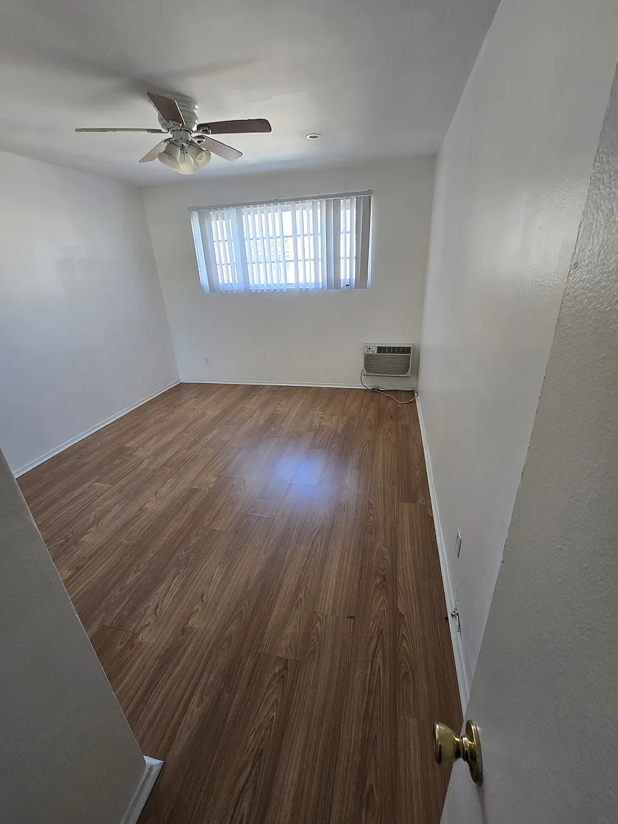 Building Photo - 1814 Grismer Ave #K