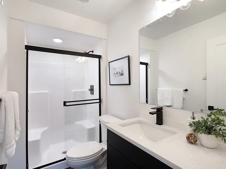 617 SW Lobelia St — Photo 29