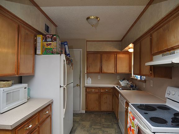 3rd image of 2810 Honeysuckle Dr
