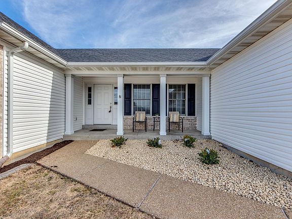 3rd image of 826 Emerald Place Dr