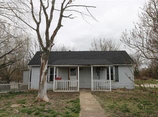 978 Chestnut St, Bourbon, MO 65441