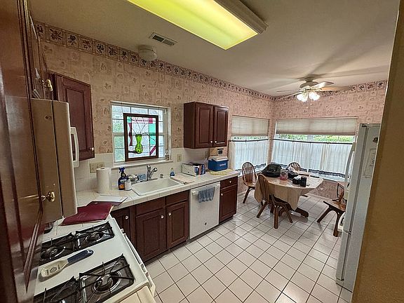 4th image of 128 Stewarts Ct