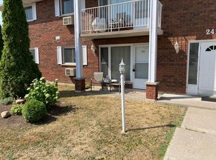 2418 Mountland Dr #102, Peterborough, ON K9K2E2